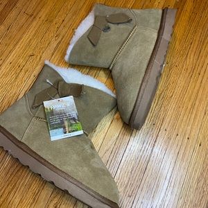NWT pawz youth boots